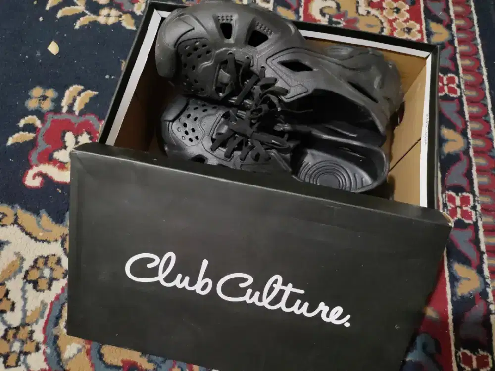 Sepatu slop karet bertali club culture authentic.