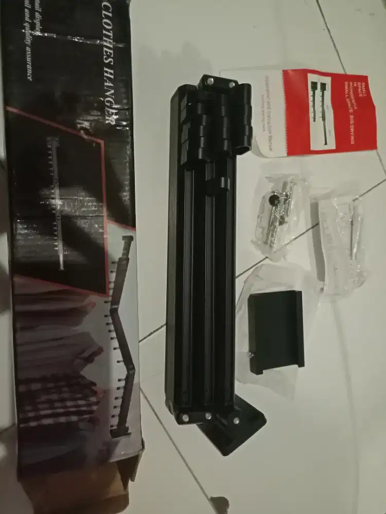 Triple W hanger baju besi dinding