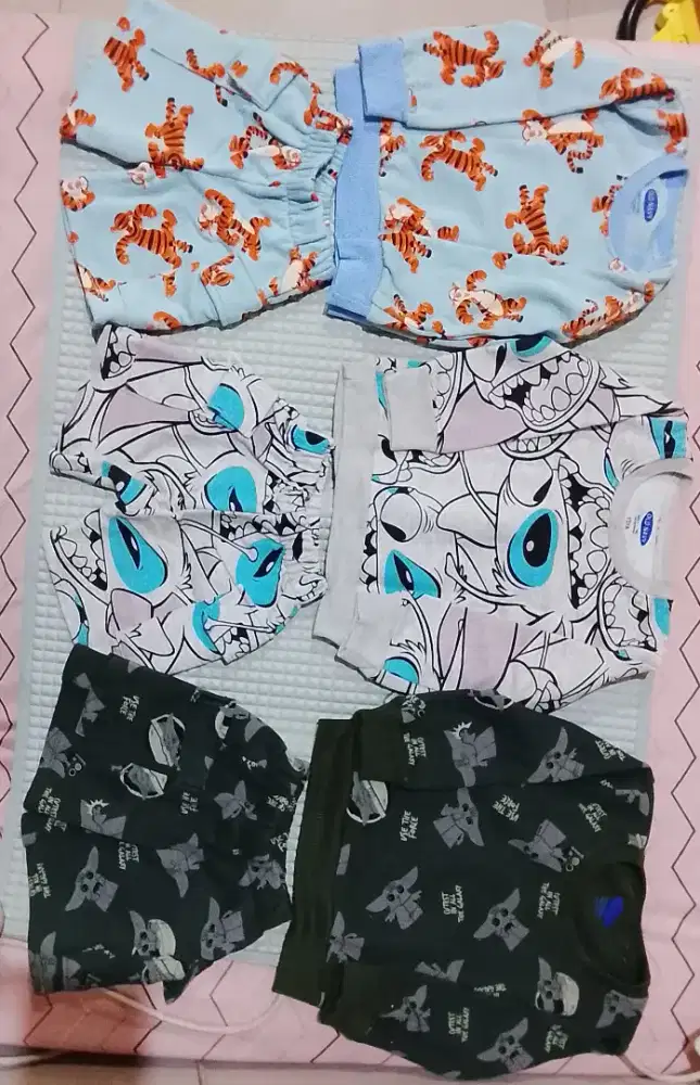 Dijual baju&celana anak prelove seperti baru
Mulai usia 12-18 bulan