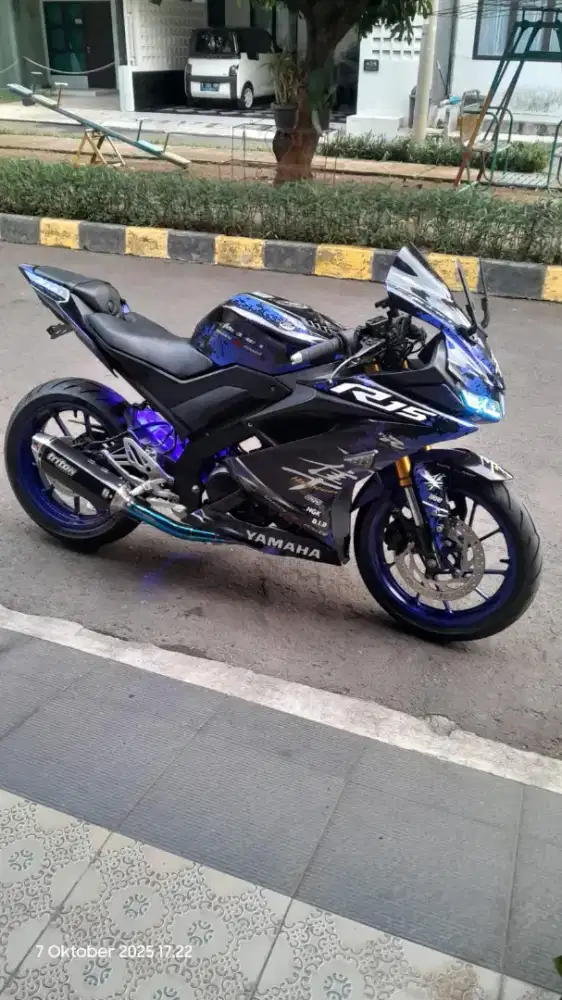 R15 V3 Biru hitam