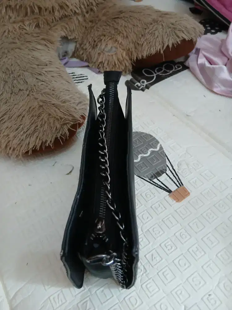 Tas cewek lama di simpan