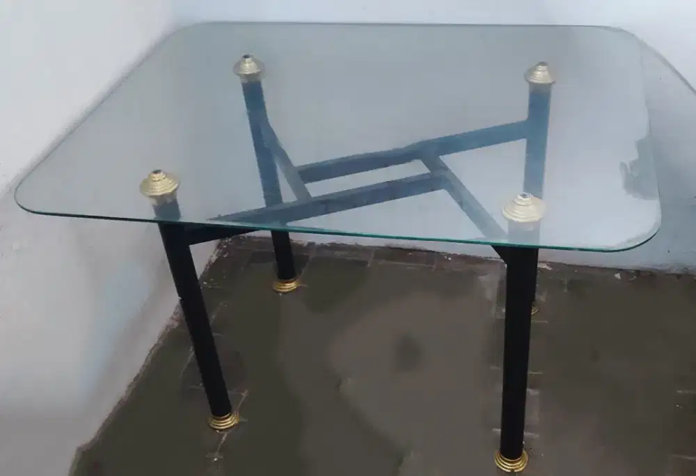 Meja makan kaca modern cantik