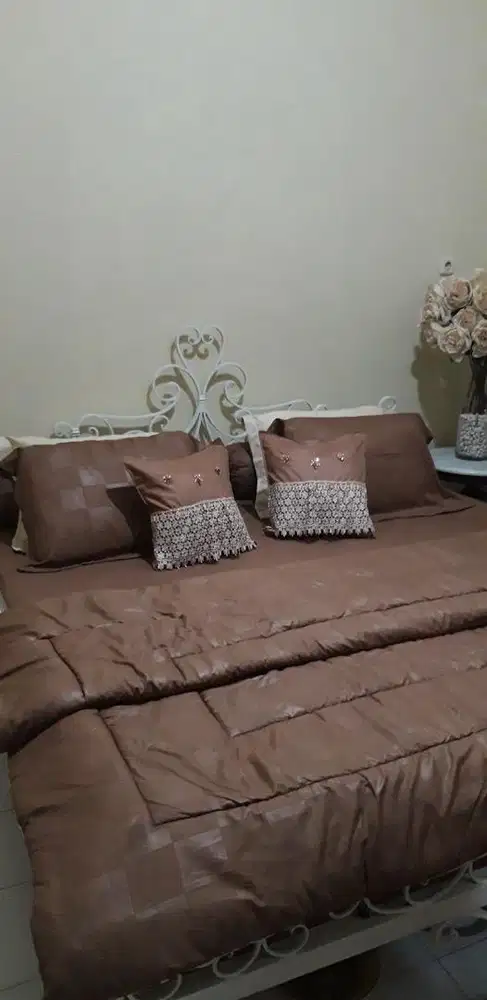 lemari tempat tidur meja besi solid/besi tempa