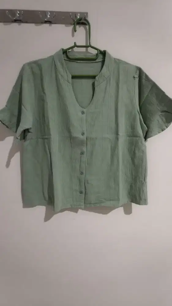 Blouse hijau dengan bagian tangan ada variasi ruffle