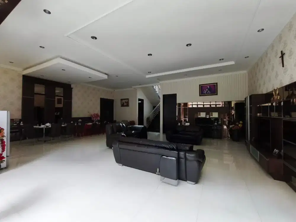 Rumah Besar Luas di Mainroad Komplek Mekar Wangi