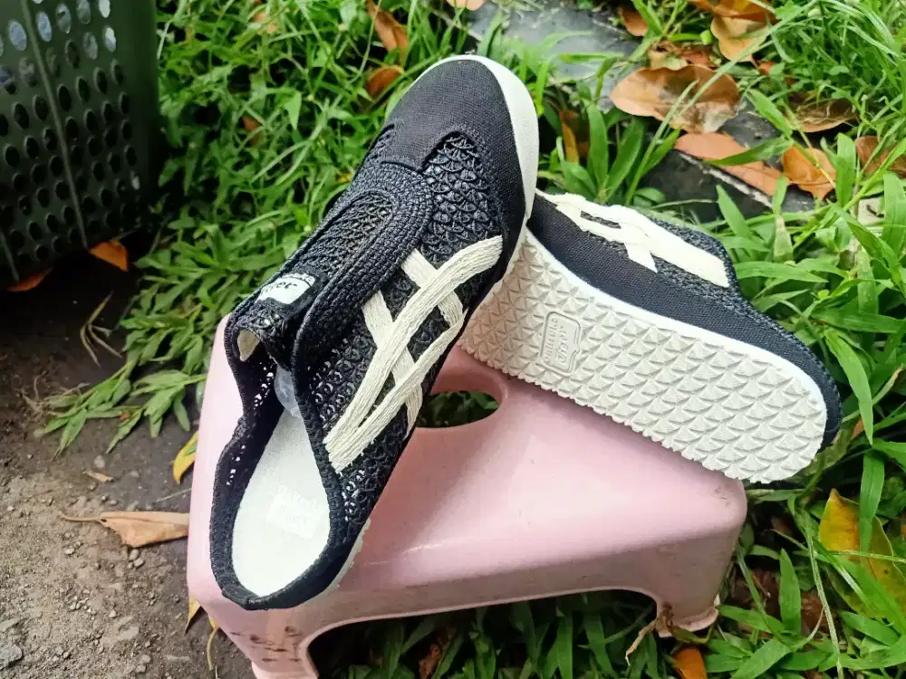Sepatu slip on onitsuka tiger size 39,5