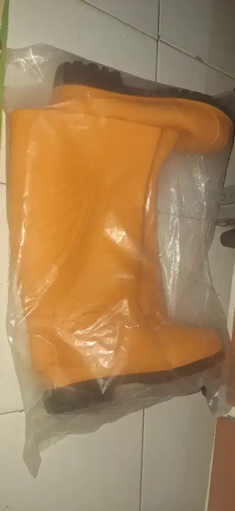 Sepatu safety boots PVC ultimate yellow Merk Petrova