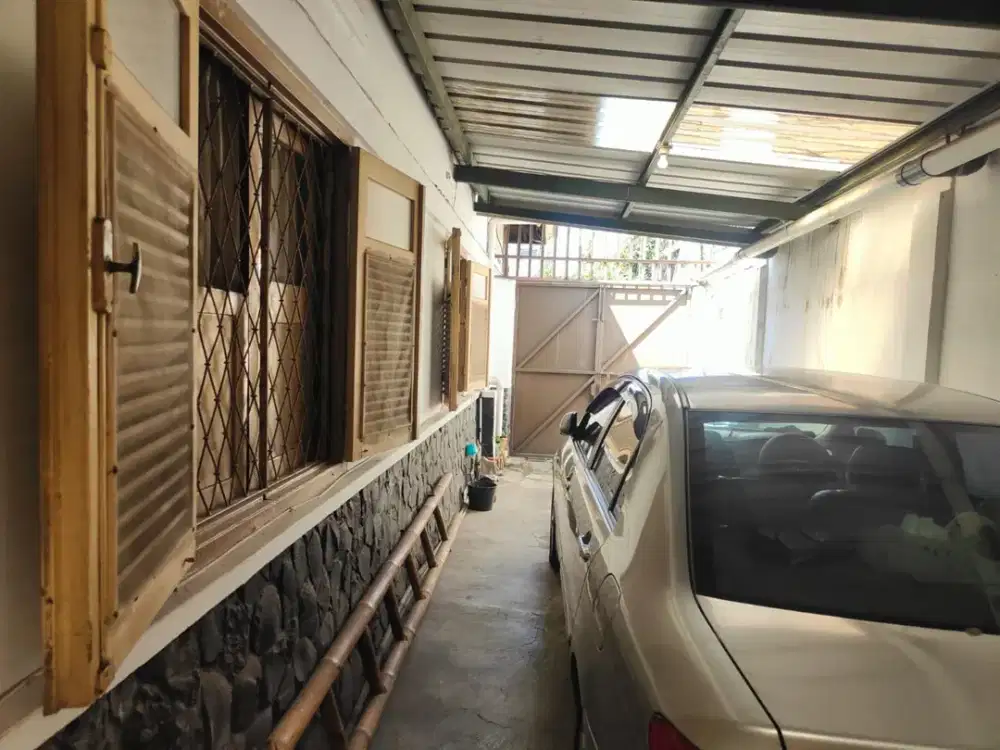 Rumah Pusat Kota Posisi Hook di Sayap Tamblong