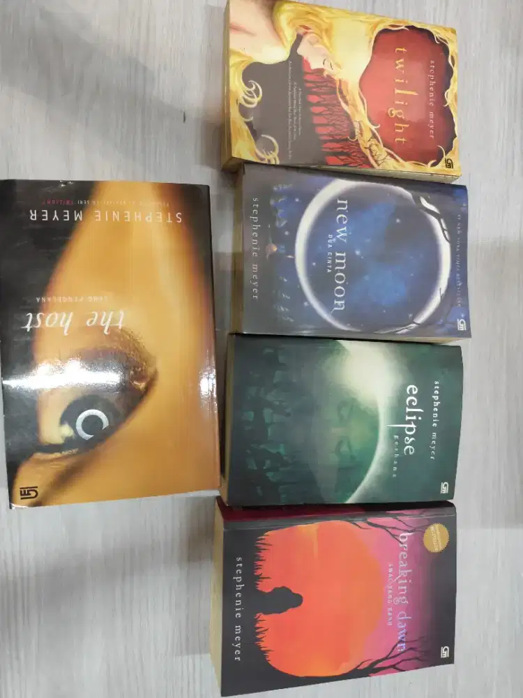 Novel Stephanie Meyer, twilight -new moon-eclipse -breaking dawn