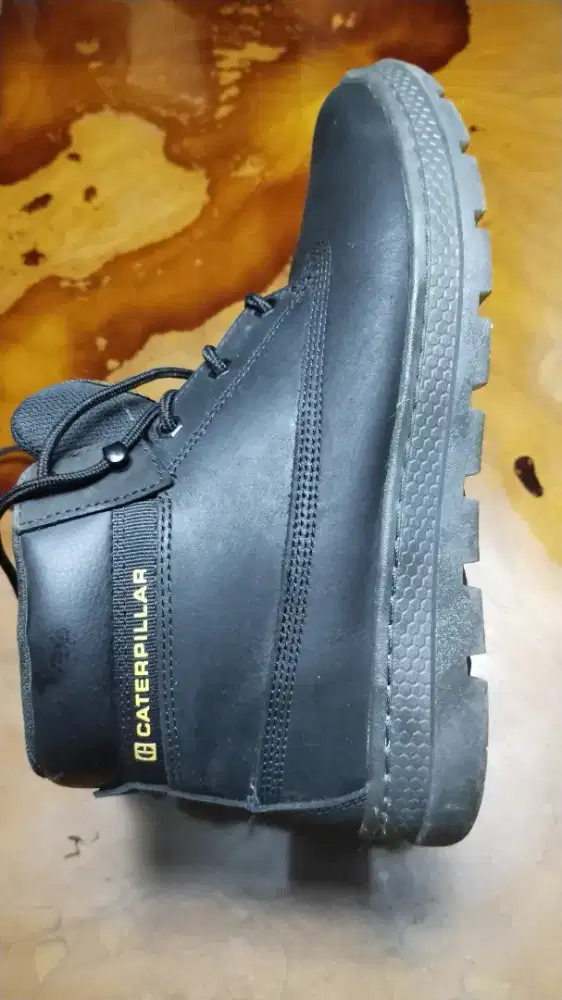 Sepatu catterpilar size 42