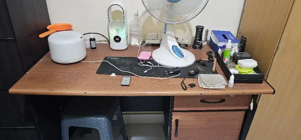 Meja tulis / kerja / kantor