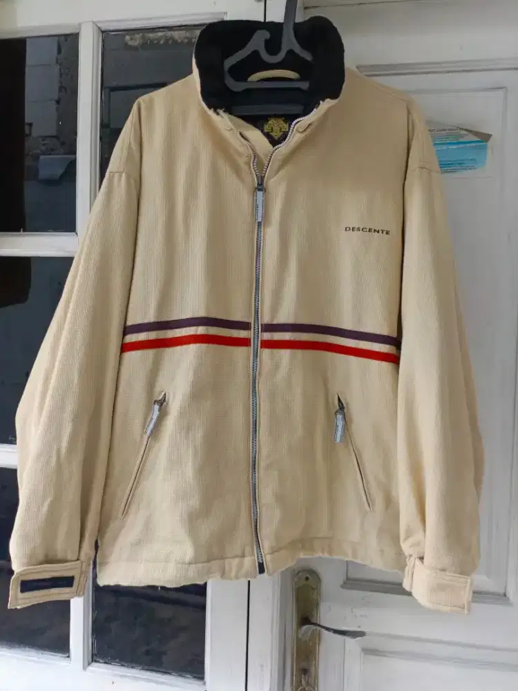 Jaket merk descente keren