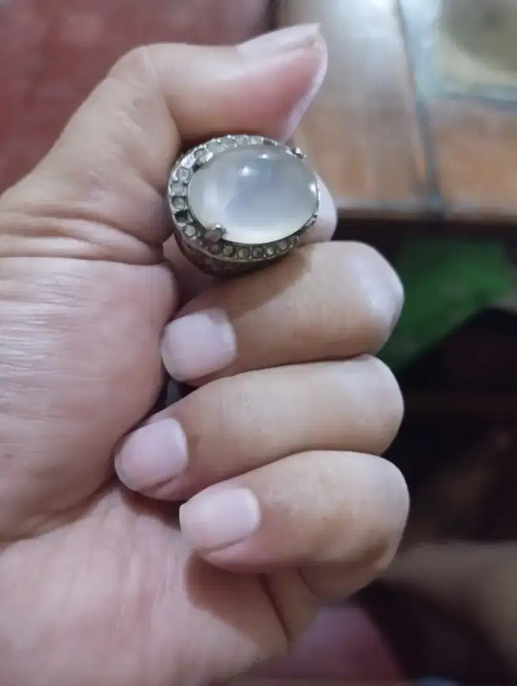 Batu Anggur Putih Serat Kura dan Berair atau bergiwang