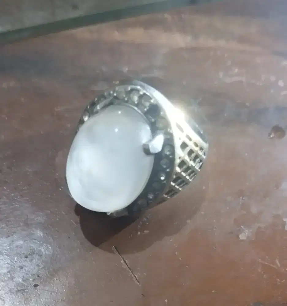 Batu Anggur Putih Serat Kura dan Berair atau bergiwang