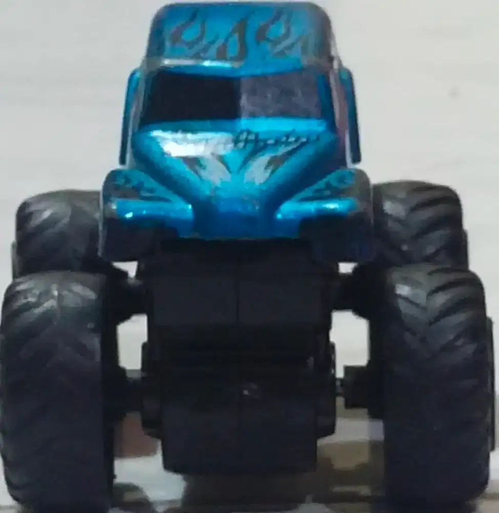 Mobil Monseter bekas