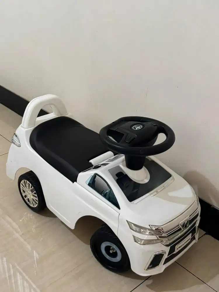 Mobil mainan alphard