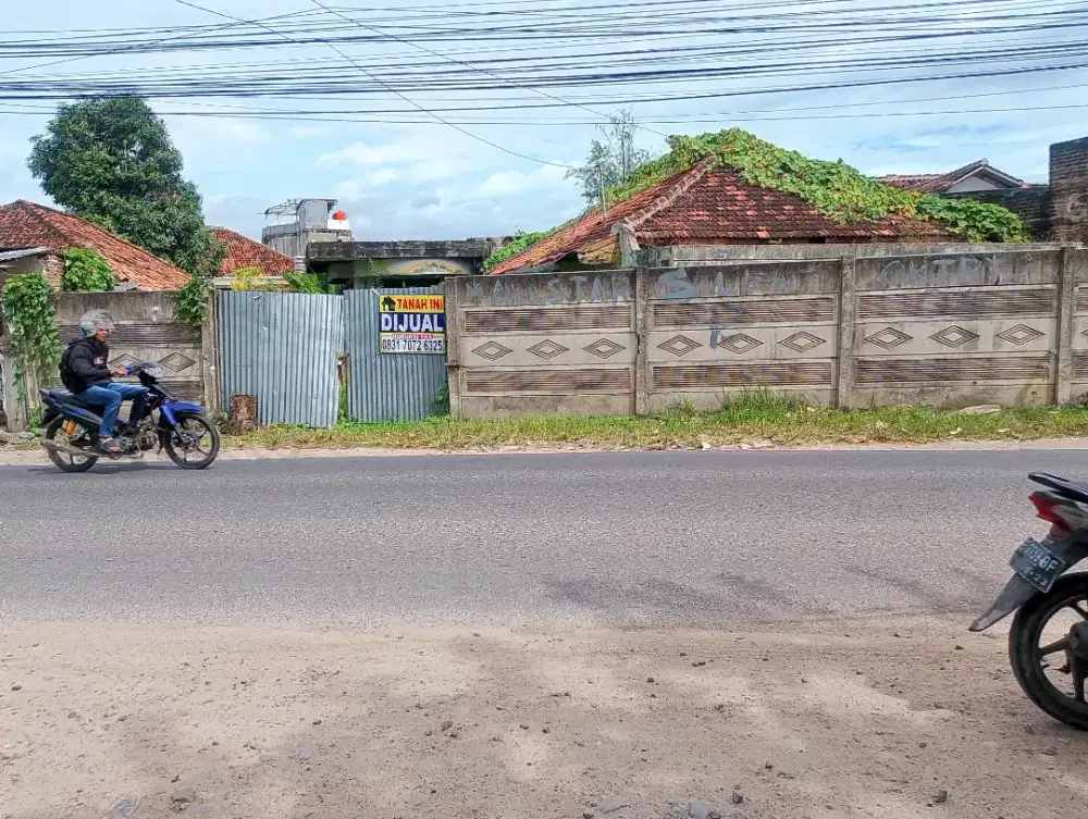 Dijual tanah di pinggir jalan utama.