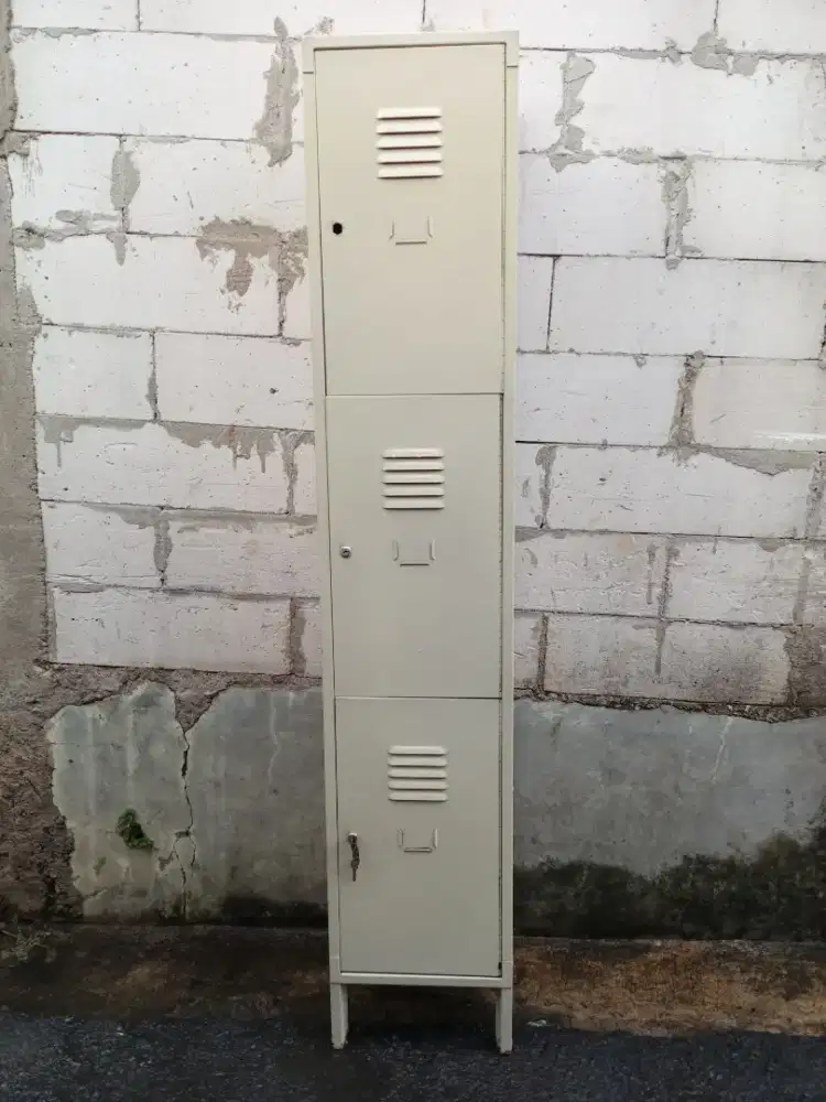 Lemari loker matrial plat(besi)