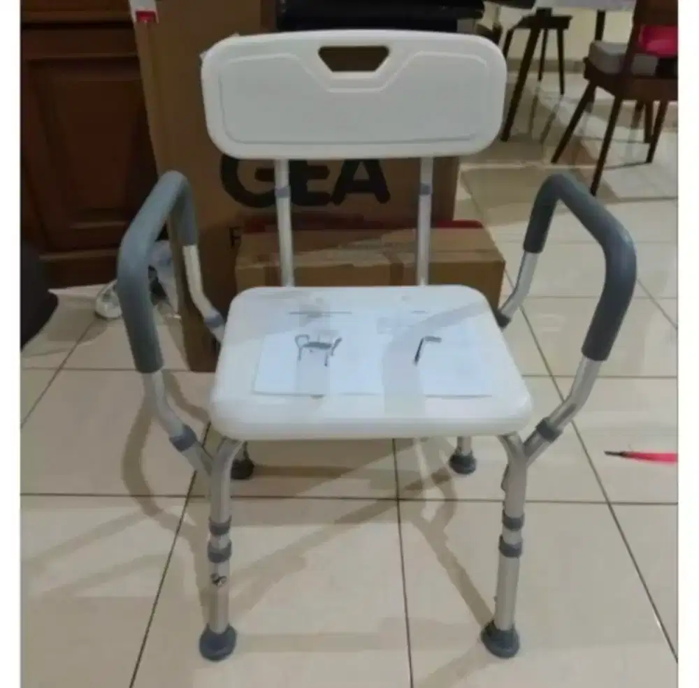 Kursi mandi sella yang ada sandaran tangan