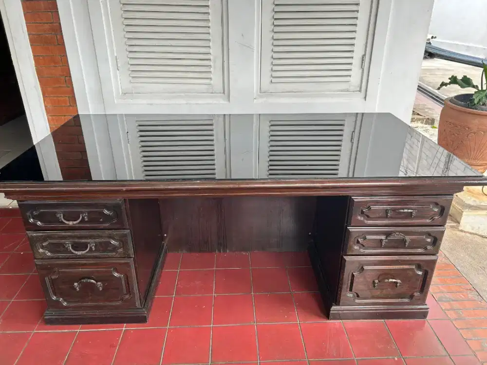 Meja direktur dan meja makan,bisa juga di gunakan utk meja kerja.