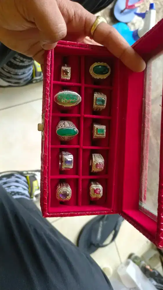 Siapa tau ada yang minat,