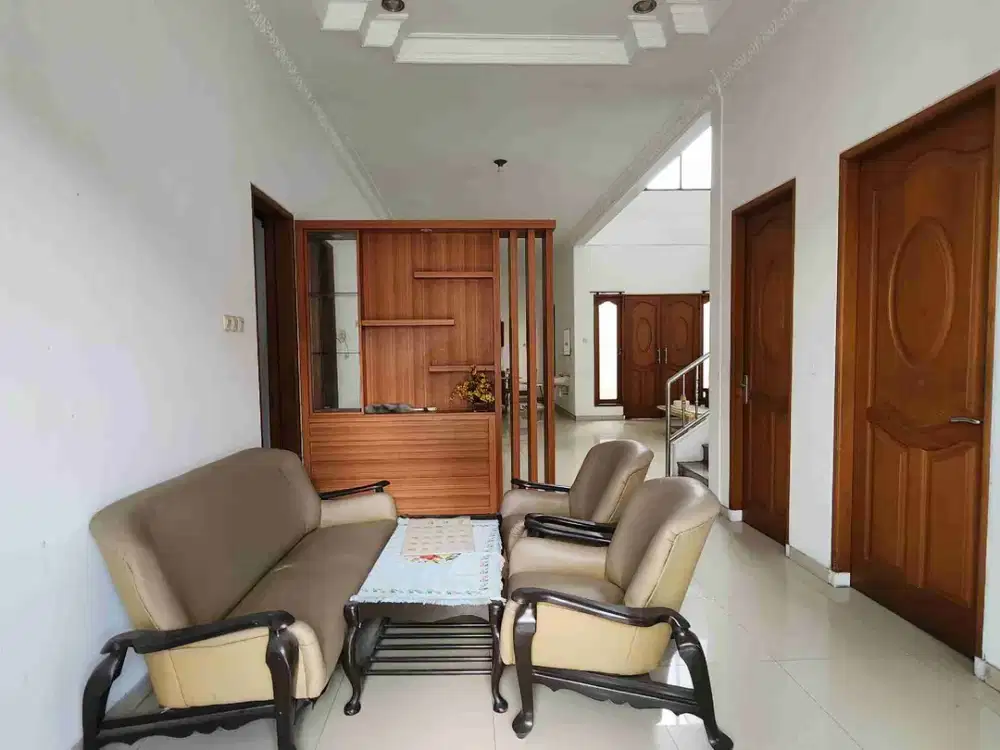 rumah 2 lantai darmo permai besar bersih terawat dekat hr muhamand dan mayjen