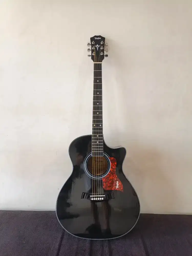Gitar Akustik model Taylor Premium Custom