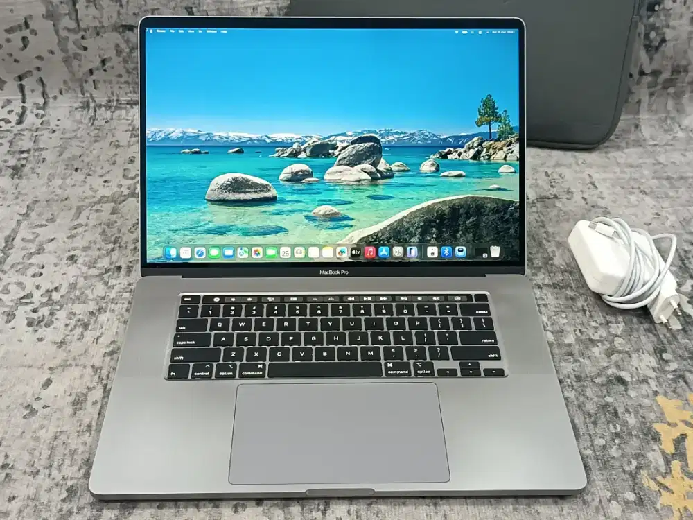 MacBook Pro TouchBar 16 2019 Core i7 16GB 512GB AMD Pro 5300M Like New