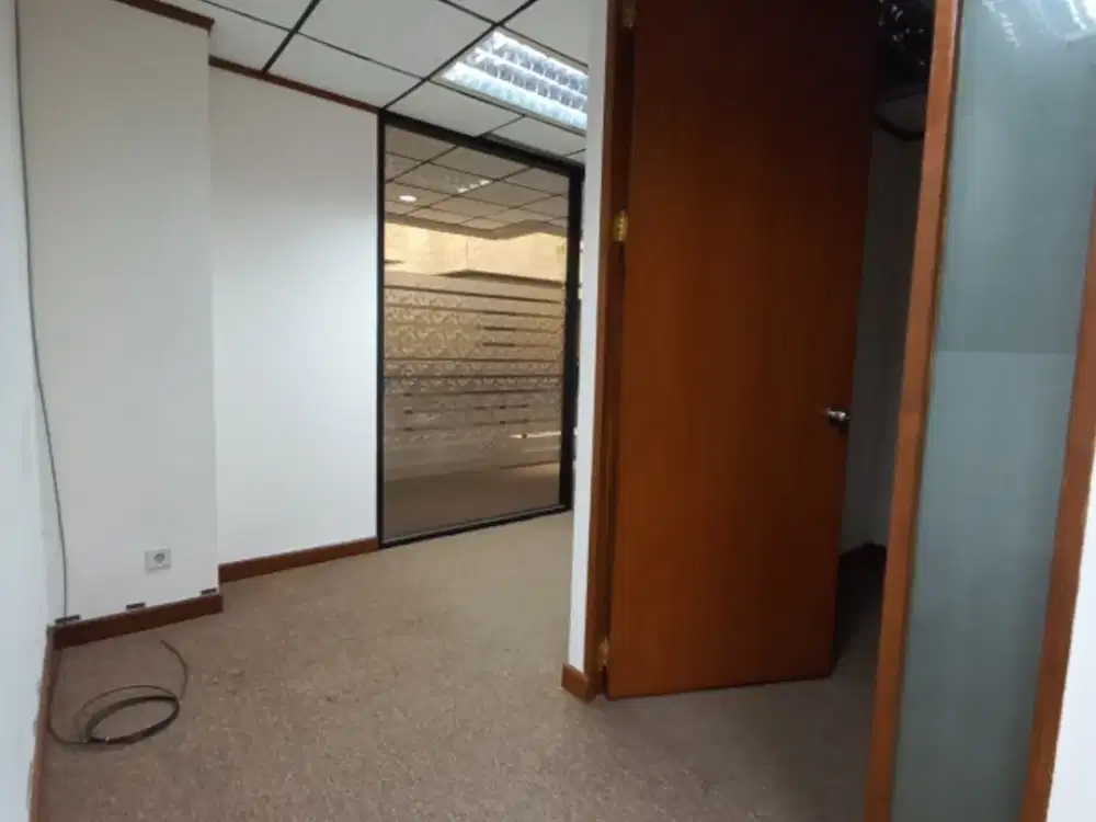 SEWA KANTOR DI KUNINGAN JAKARTA SELATAN 75M2 PARTISI 175RB NEGO