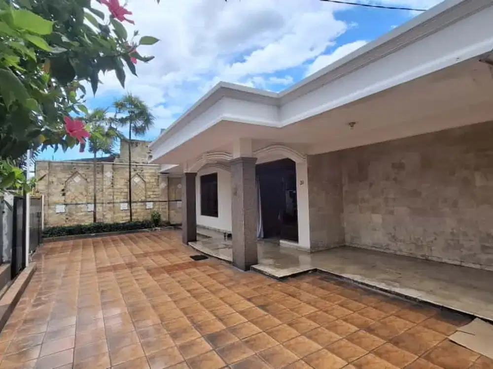 Rumah Luas di Hoek Jalan 2 Mobil di Pusat Bisnis Tebet Barat