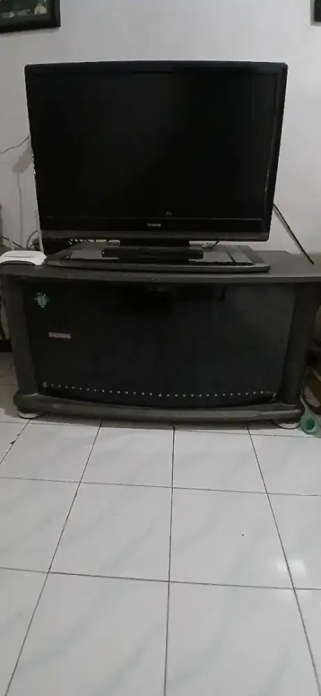 TV Sharp dan lemari meja nya