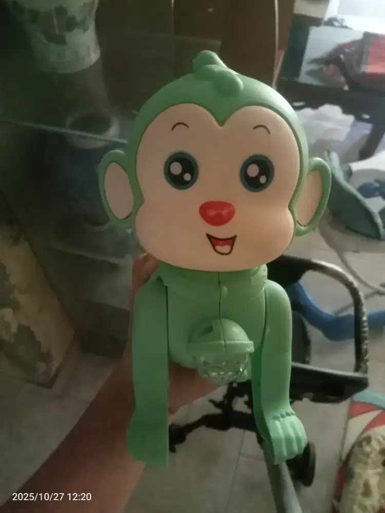 Monyet jalan baterai