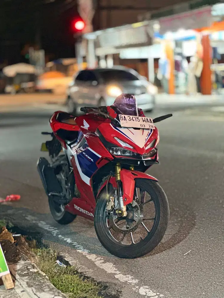 Motor Honda New CBR 150 R TAHUN 2023 warna Merah Tricolor