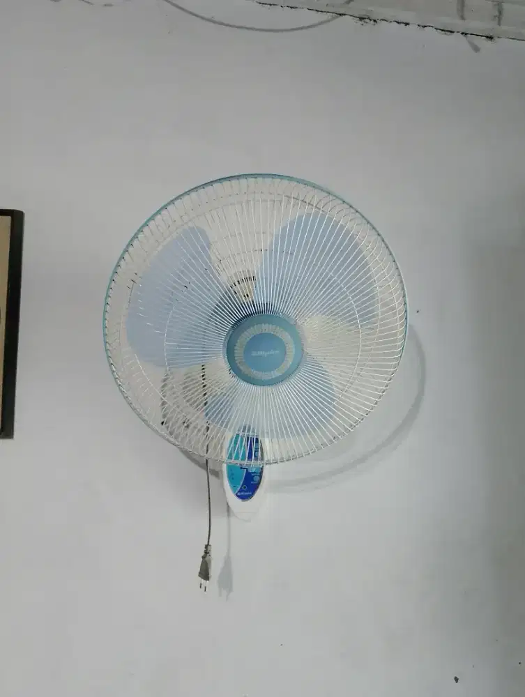 Kipas angin dinding merk Miyako 16 inc pakai remote