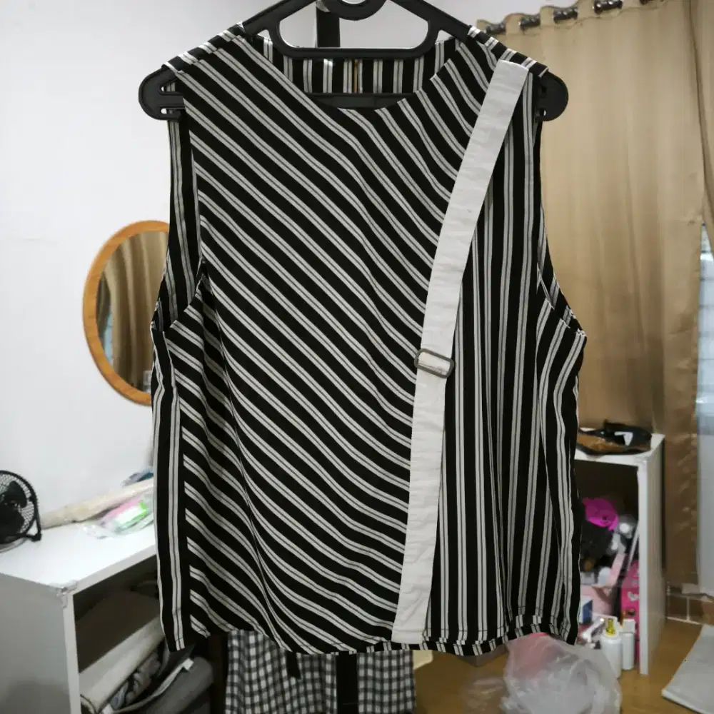 The Executive Original Atasan Wanita Crop Outer Rompi Hitam second