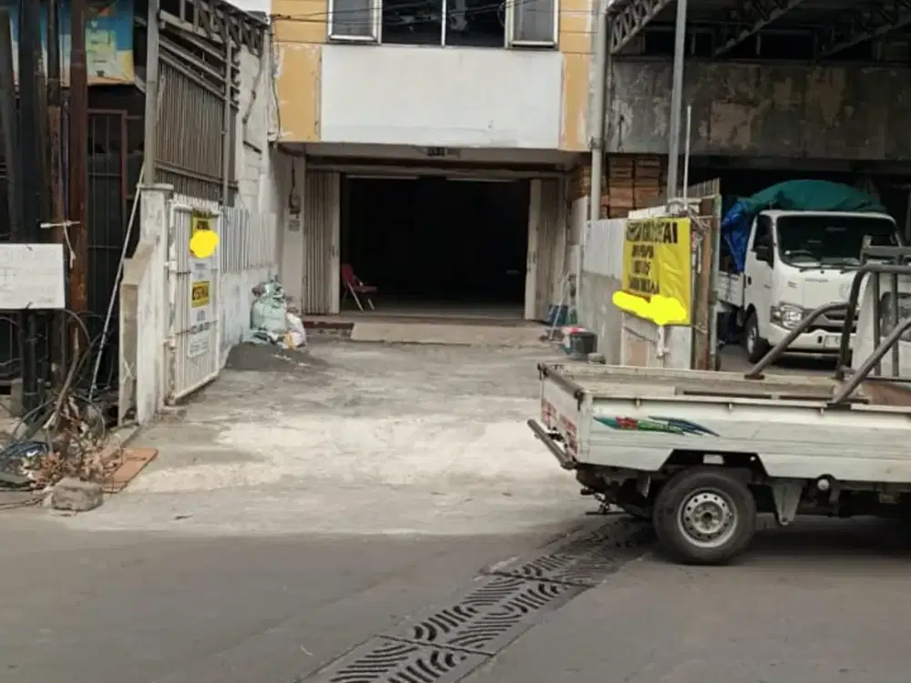 Disewakan strategis ruko 0 Jl.Manukan Tama cocok buat cofe, mini market dll