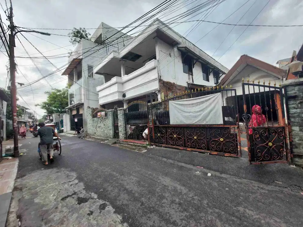 DIJUAL CEPAT RUMAH LAMA MASIH BAGUS DAN STRATEGIS DI BATUSARI KEMANGGISAN JAKARTA BARAT