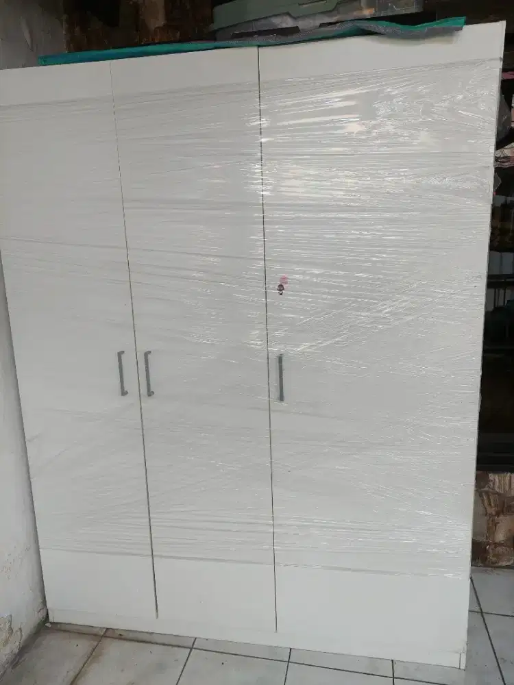 Lemari 3 pintu cocok buat keluarga