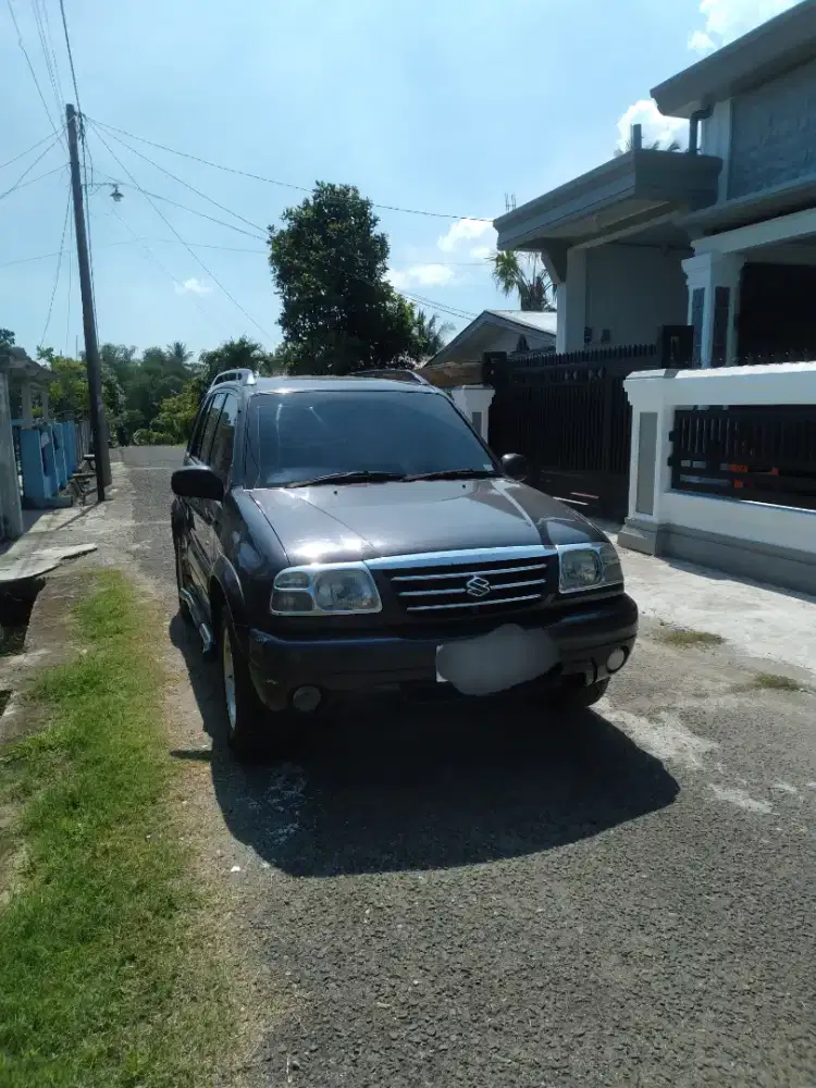 Suzuki Escudo 2.0i tahun 2001 warna hitam
