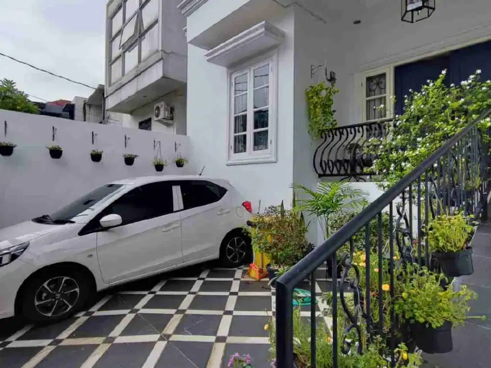 di jual rumah bagus siap huni di jalan RAGUNAN JAKSEL