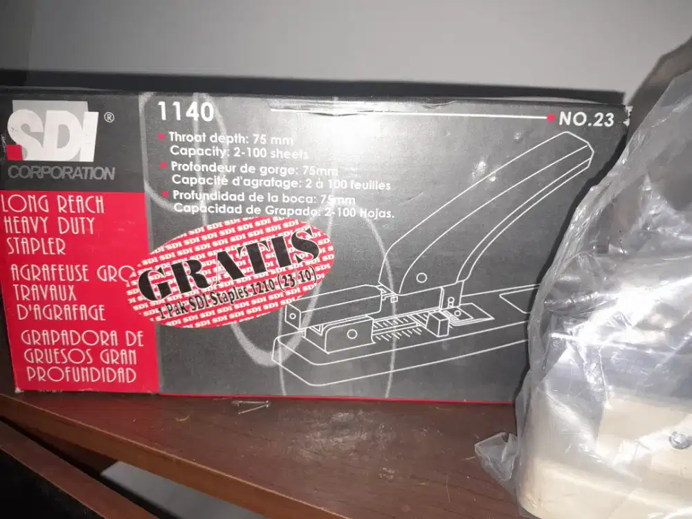 Stapler/staples besar.