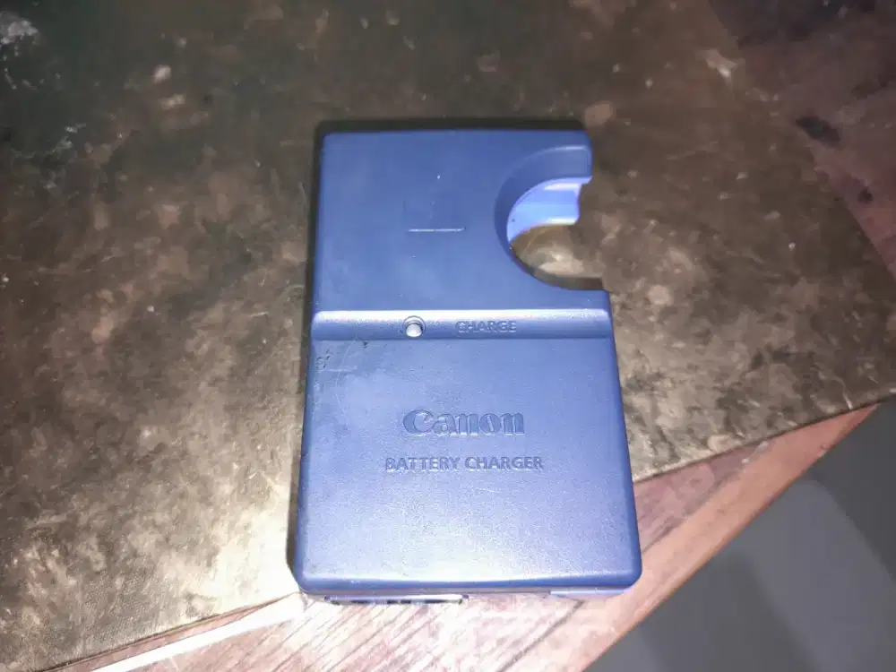 Cas baterai kusus buat baterai merek Canon.seperti baterai  kamera dll