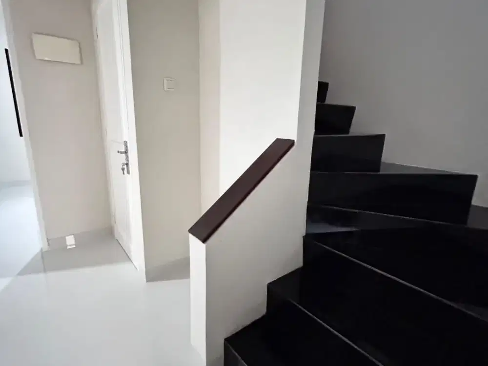 DIJUAL – RUMAH CANTIK SELESAI RENOVASI 2 LANTAI, SIAP HUNI DI KOTA WISATA