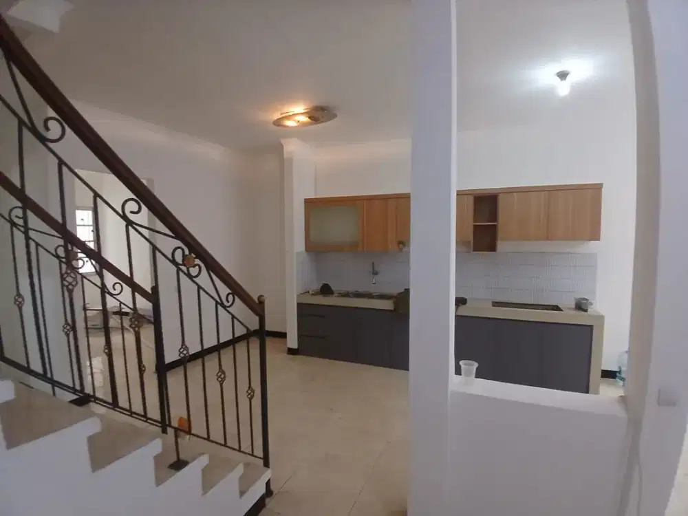 DIJUAL RUMAH CANTIK  SIAP HUNI 2,5 LANTAI – LEGENDA WISATA CIBUBUR