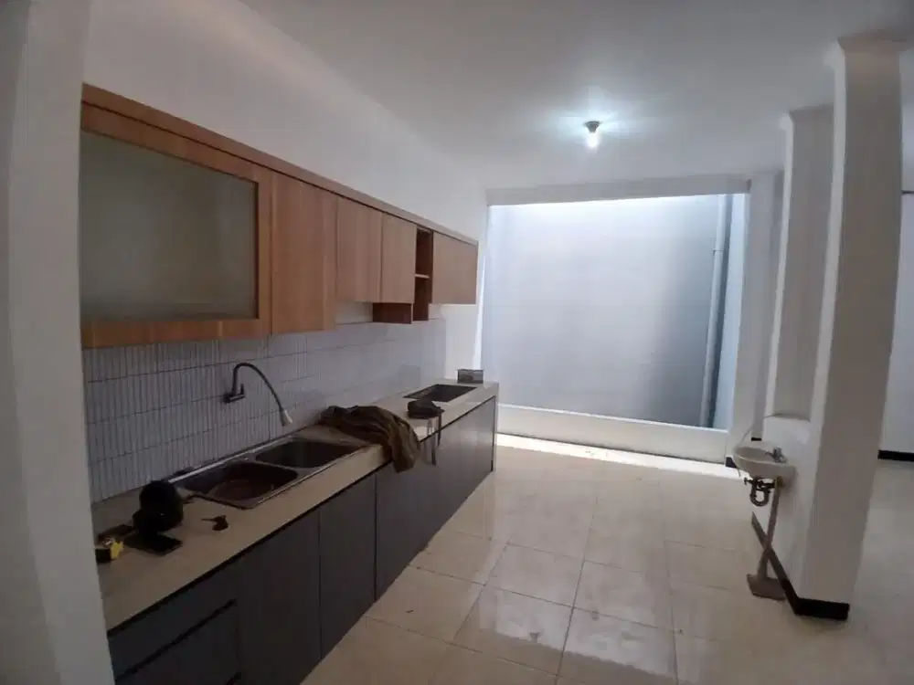 DIJUAL RUMAH CANTIK MINIMALIS 2,5 LANTAI – LEGENDA WISATA CIBUBUR