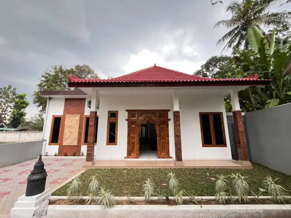 RUMAH EKSKLUSIF BERNUANSA ETNIK JAWA MODERN DI BOROBUDUR, MAGELANG