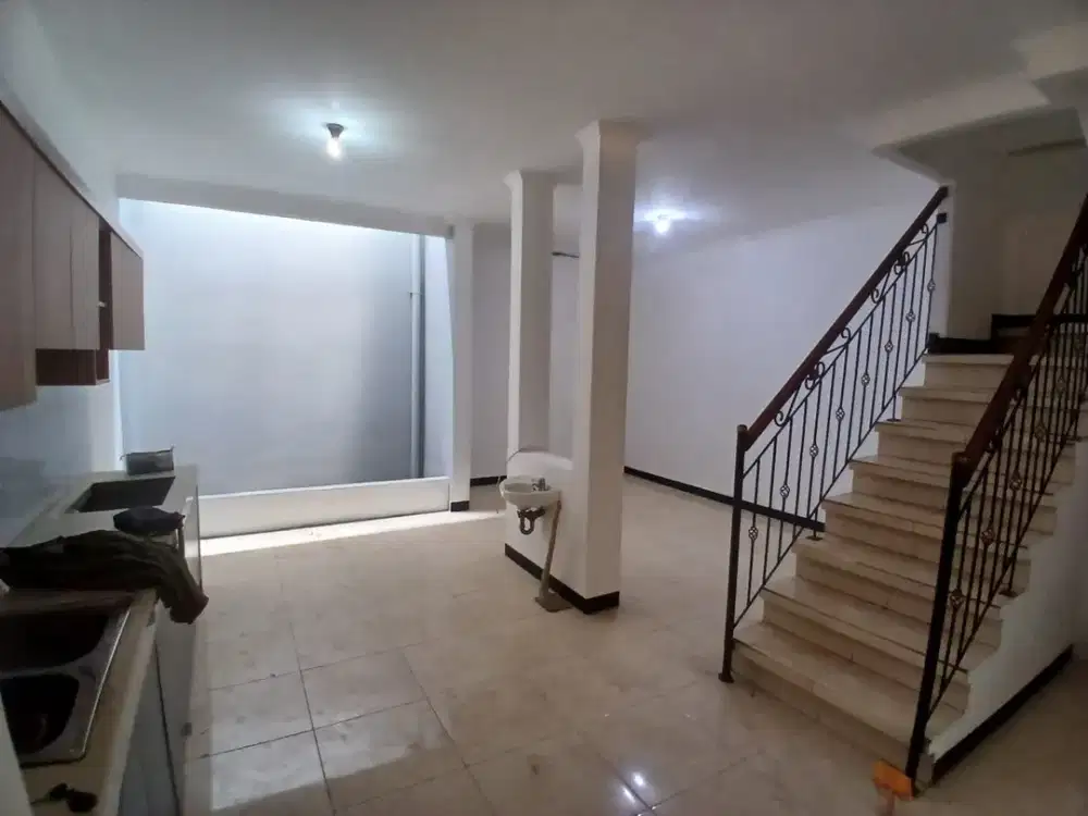 DIJUAL RUMAH CANTIK SIAP HUNI 2,5 LANTAI – KOTA WISATA CIBUBUR