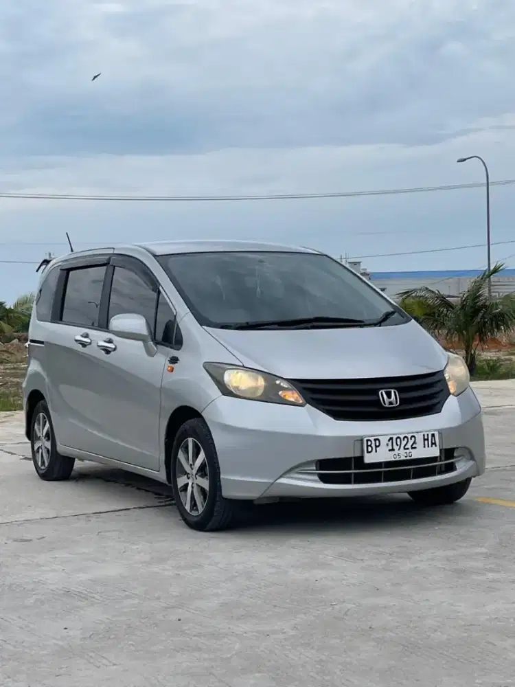 HONDA FREED AUTOMETIC PAJAK HIDUP STNK BPKB LENGKAP TANGAN PERTAMA