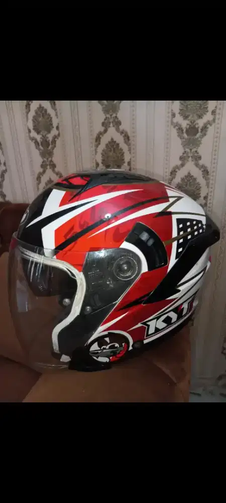 Helm kyt merah pria
