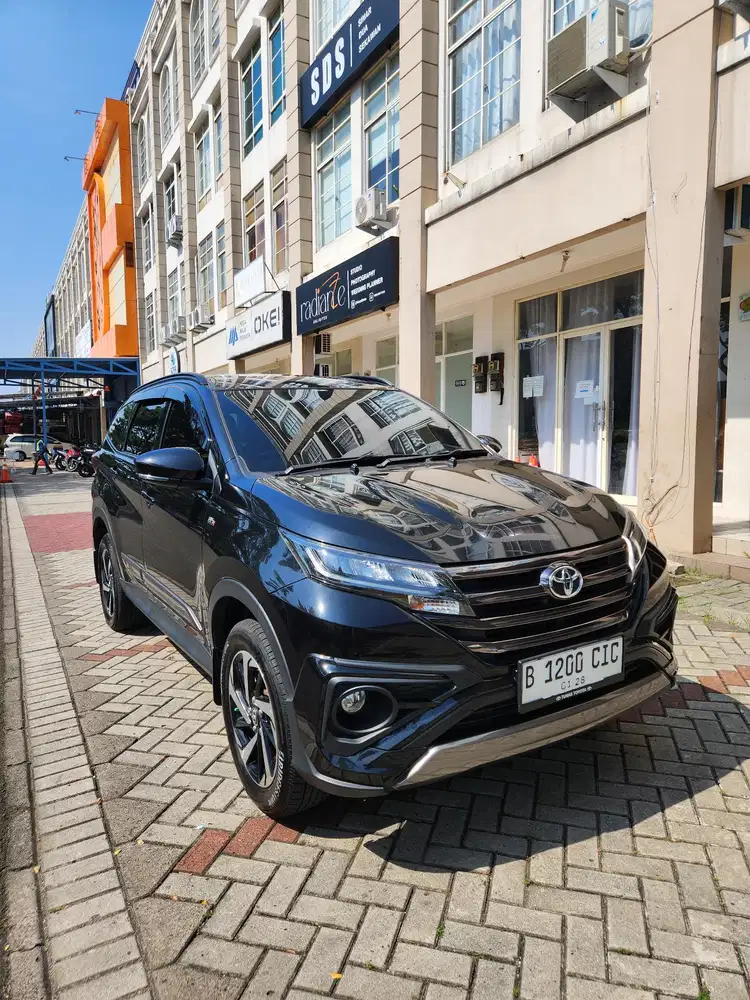 Toyota Rush 2022 GR Sport A/T Hitam Bensin VERY LOW KM